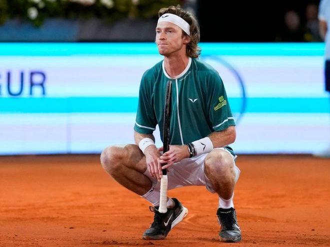 而王楚钦则 而王楚钦则